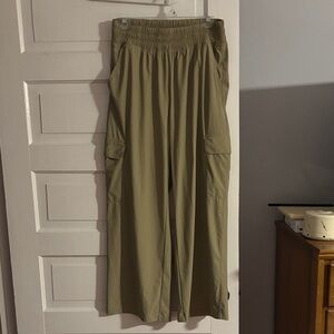 Old Navy Sleek Texh Wide-Leg Cargo Khaki Athletic Pants